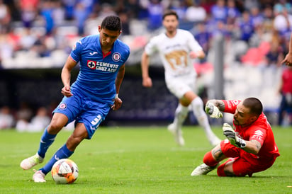 Orbelin Pineda (i), del Cruz Azul, y Alfredo Zaldívar, del Pumas, durante el juego de la jornada 15.