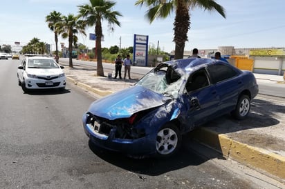 La volcadura se registró sobre el bulevar Torreón-Matamoros, frente a la entrada del ejido La Joya de Torreón.