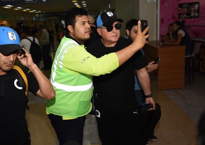 Aficionados se tomaron fotos con Víctor Manuel Vucetich, entrenador de Gallos Blancos, ayer en el aeropuerto.