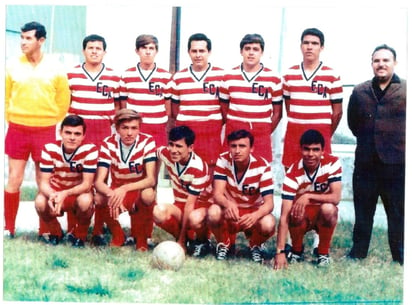 Primer equipo de soccer de la ECA. De pie: Juan Romero Álvarez (entrenador), Jorge Luján Reyes (f), Antonio Alcalde, Sergio Rojas Ramírez, José Antonio Villavicencio, Alfredo Rojas Hernández. Abajo: Ricardo Lavín S., Adrián Wong Boren, Alfonso Castil Rivas, Arturo Pruneda y Armando de la Rosa (f). En la derecha de traje, el director Enrique Sada Díaz de León.