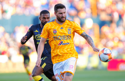 Gabriel Achilier (i), de Morelia, y Andre-Pierre Gignac, de Tigres.