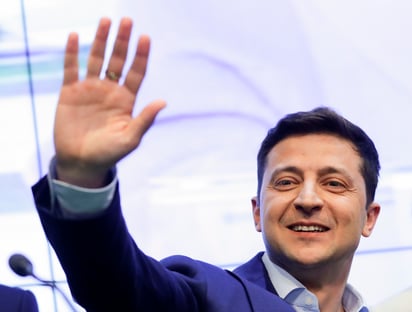 El comediante y candidato presidencial de Ucrania Volodymyr Zelenskiy saluda a sus simpatizantes después de la segunda ronda. (AP)