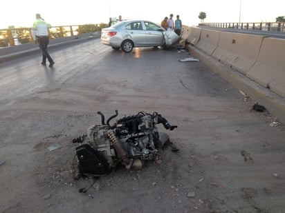 El golpe fue tan fuerte que una parte del motor se desprendió de la unidad y terminó a unos metros. (EL SIGLO DE TORREÓN)