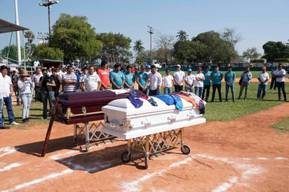 La despedida de César Hernández, su pequeño hijo Santiago y la madre de uno de los alumnos, en el estadio conmovió a todos sus amigos y familiares.  (NOTIMEX)