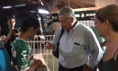 Víctor Manuel Vucetich, apenas bajó del autobús y conversó con Ernesto, el pequeño de 12 años de edad que padece discapacidad visual congénita. (ESPECIAL)