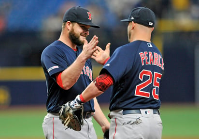 Ryan Brasier (i), cerrador de los Medias Rojas de Boston, festeja con el primera base Steve Pearce, tras derrotar 4-3 a los Rays el domingo. (AP)