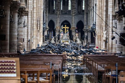 Alpinistas profesionales instalarán lonas temporales sobre la iglesia dañada y expuesta para evitar que la lluvia dañe el interior. (ARCHIVO)