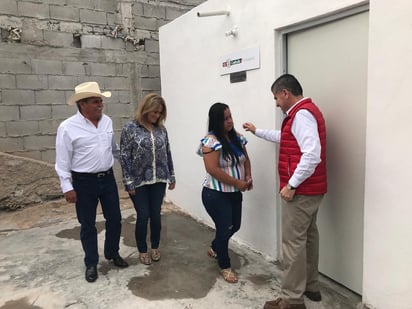 Al agradecer a nombre de los beneficiarios, la señora Martha Flor Santiago Rodríguez destacó que este tipo de beneficios es un gran apoyo, porque ya cuenta en su vivienda con una nueva recámara para que su familia pueda dormir tranquilamente. (EL SIGLO COAHUILA)
