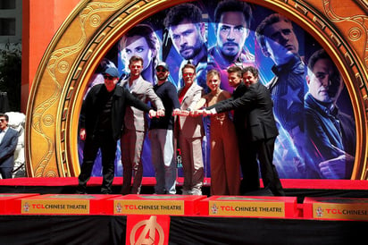 Los intérpretes Robert Downey Jr, Chris Evans, Mark Ruffalo, Chris Hemsworth, Scarlett Johansson y Jeremy Renner participaron en una ceremonia en la que dibujaron su firma e imprimieron la silueta de sus manos sobre baldosas de cemento identificadas con su nombre. (EFE)