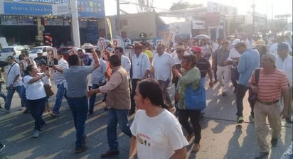 Los inconformes partieron en marcha de la avenida Justo Sierra, frente a la glorieta de Lázaro Cárdenas, que culminó en la explanada de Palacio Municipal, donde se espera se den posicionamientos de algunos de los participantes. (ARCHIVO)