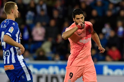 El uruguayo Luis Suárez, del Barcelona, festeja luego de anotar el segundo gol de su equipo ante el Alavés.