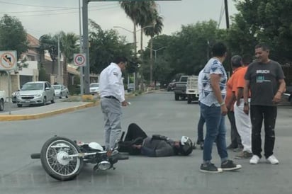 Al momento del impacto, el motociclista cayó al piso y los testigos llamaron al sistema de emergencias 911.