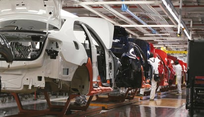 Lo que más podría afectar a México es establecer el arancel de 25% a las exportaciones de la industria automotriz. (ARCHIVO)