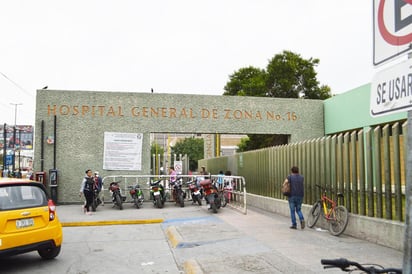 Retiran puestos ambulantes del acceso del IMSS No. 16 del bulevar Revolución, buscan que el paso de los pacientes sea seguro. (ROBERTO ITURRIAGA)