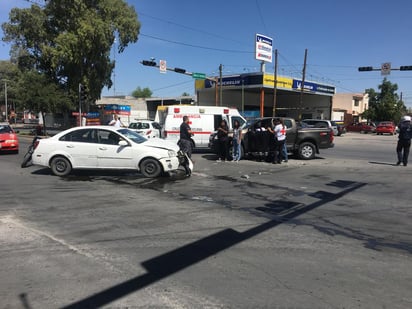 Paramédicos de la Cruz Roja arribaron al lugar para atender al chofer de la camioneta, mismo que presentaba golpes en distintas partes del cuerpo. (EL SIGLO DE TORREÓN) 
