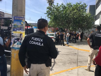 El elemento fue llevado al ISSSTE para su atención médica. (EL SIGLO DE TORREÓN) 