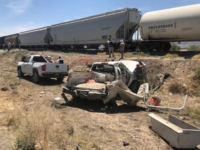 El percance se registró alrededor de las 13:30 horas en las vías del ferrocarril que corren paralelas a la carretera Gómez Palacio-Chihuahua, a la altura del entronque al poblado Dinamita, en las inmediaciones del ejido Brittingham. (ESPECIAL)