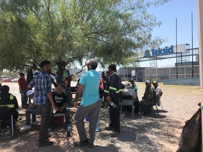 El plantón continúa en el exterior de la empresa, con alrededor de 50 manifestantes. (EL SIGLO COAHUILA)
