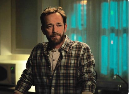 Recuerdo. Luke Perry interpretaba a 'Fred Andrews' en la serie de televisión Riverdale. Ayer pasaron sus últimas escenas. (ESPECIAL)