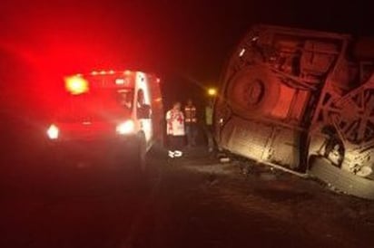 Luego de la volcadura, el camión quedó atravesado sobre la carretera Durango-Parral, hasta donde acudieron los rescatistas.