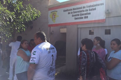 Se reúnen empleados de contrato del Hospital General con el secretario general del SNTSA sección 188 para hablar de las plazas. (EL SIGLO DE TORREÓN)