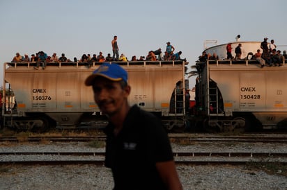 Migrantes centroamericanos van sobre 'La Bestia' con la intención de llegar a la frontera con EUA y evitar las redadas. (AP)