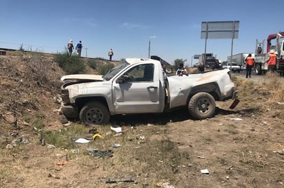 La locomotora de la empresa Ferrocarril Mexicano (Ferromex) impactó a la camioneta de CFE que fue lanzada a varios metros y cayó en un terraplén a un costado de las vías férreas.