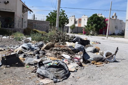 A la entrada hay un predio que se utiliza como depósito de basura y escombro, prefieren 'aventarla' ahí por irregularidad del servicio. (FERNANDO COMPEÁN)