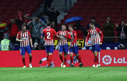 El delantero del Atlético Ángel Correa (c), celebra con sus compañeros su gol ante el Valencia.