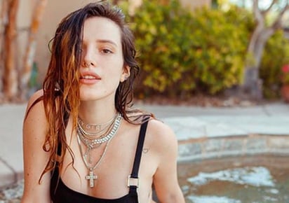 Bella Thorne asombra con bikini negro en Coachella