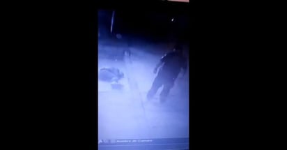 El video difundido en redes sociales se dio a conocer esta semana, luego de que particulares dieron a conocer las imágenes captadas desde su cámara de seguridad, donde se ve que el uniformado se acerca a un hombre que está tirado en la calle. (ARCHIVO)