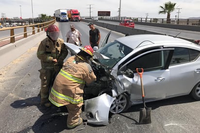 Veloz conductor pierde el control y choca de frente contra muros de concreto del puente Centenario, de Gómez Palacio. (EL SIGLO DE TORREÓN)