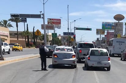 Uno de los vehículos involucrados se impactó contra un automóvil estacionado en batería en una plaza comercial.