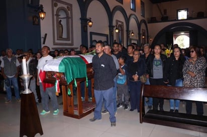 En la iglesia de Nahuatzen se ofició una misa de cuerpo presente para el presidente municipal, David Otlica Avilés, secuestrado y localizado sin vida el pasado martes. (CORTESÍA / Lino Hernández Gochi, @articulosietemx)