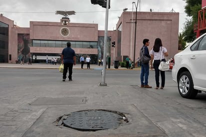 Algún peatón puede caer y lastimarse por las condiciones que tiene la alcantarilla. (EL SIGLO DE TORREÓN)