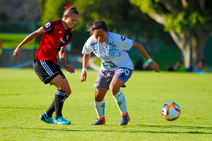 Ana Garcia (i), del Atlas, y Esbeldy Salazar, del Pachuca disputan el balón.