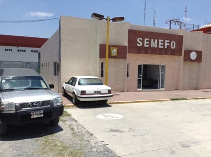 La mujer fue localizada en el centro del campo deportivo de tierra con huellas de violencia y una herida de proyectil de arma de fuego en la cabeza.