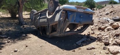 La camioneta terminó destrozada y con las llantas al aire. (EL SIGLO DE TORREÓN)