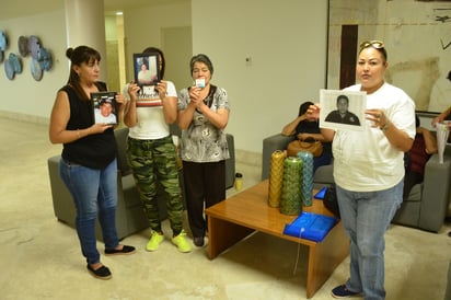 Familiares de los policías municipales desaparecidos acudieron ayer con las fotografías de cada elemento. (FERNANDO COMPEÁN)