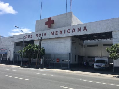 Fue trasladada a las instalaciones de la Cruz Roja a bordo de un vehículo particular. (EL SIGLO DE TORREÓN)