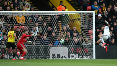 Raúl Jiménez anotó de cabeza el primer gol del partido y llegó a 13 esta temporada, igualando la marca de Javier Hernández en la Premier.