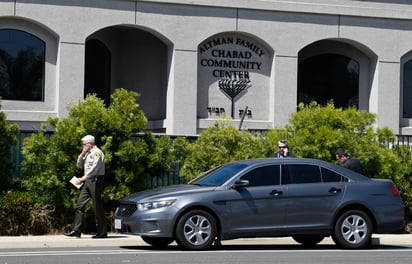 El policía del condado San Diego Bill Gore llega a la sinagoga Chabad de Poway, escenario del tiroteo en donde perdió la vida una persona.