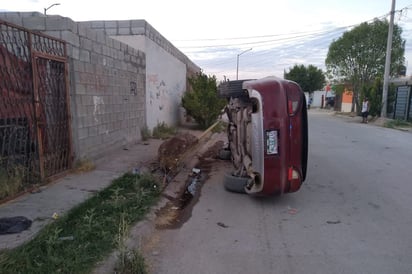 El vehículo Pontiac Gran Prix se subió a la banqueta y se impactó contra una luminaria para finalmente terminar volcado.