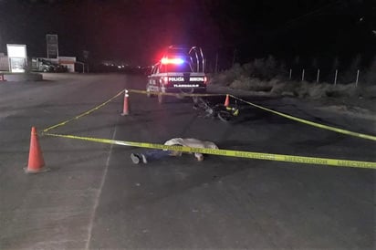 El cuerpo del motociclista terminó tendido en medio de la carretera luego de derrapar y perder la vida. (EL SIGLO DE TORREÓN)