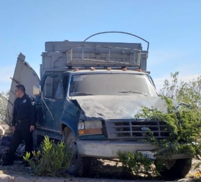 Los hombres que resultaron lesionados circulaban en una camioneta Pick Up marca Ford E-350, modelo 2000, con placas de Durango. (ESPECIAL) 

