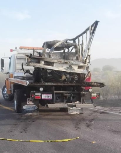 La camioneta Nissan fue consumida por el fuego. (ESPECIAL) 