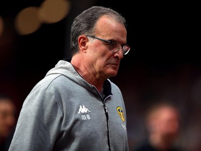 El argentino Bielsa habría dado la indicación de que sus jugadores no opusieran resistencia y permitieran un gol del Aston Villa. (Especial)