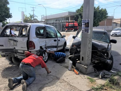 Ambos conductores involucrados argumentaron que circulaban con luz verde en el semáforo al momento de los hechos. (EL SIGLO DE TORREÓN)
