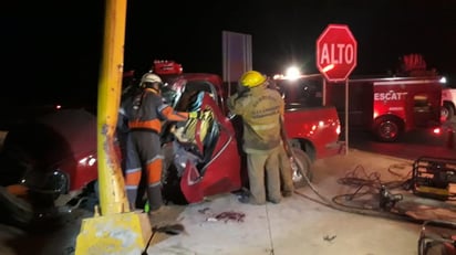 Los dos jóvenes resultaron con lesiones y fueron trasladados al Hospital General de Torreón. (EL SIGLO DE TORREÓN) 