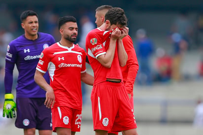 Jugadores de los Diablos Rojos del Toluca lamentan la eliminación en el torneo.